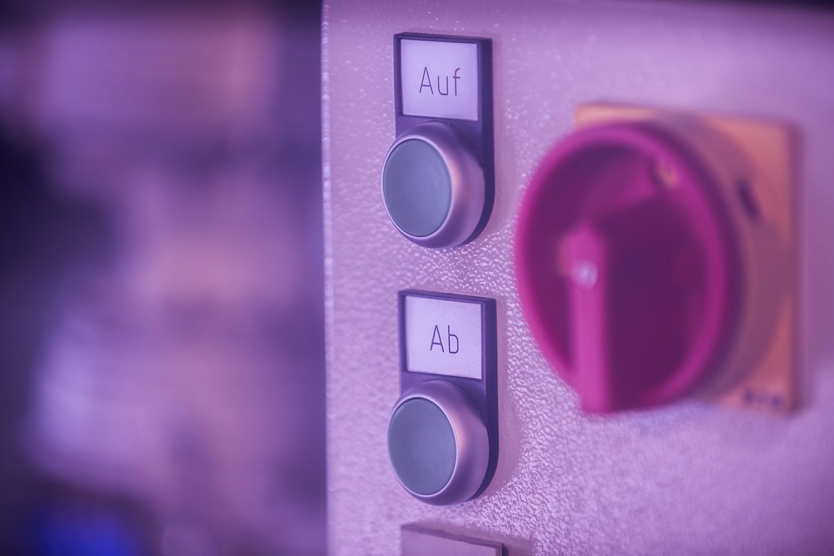 Höhenverstellbarer Montagetisch Sicherheit